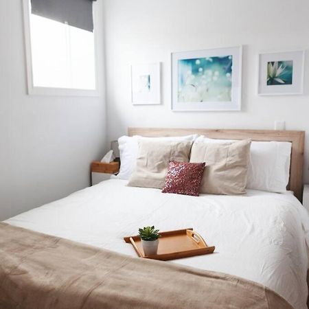 Large Upstairs Flat In Downtown Century Building Appartamento Belleville Esterno foto