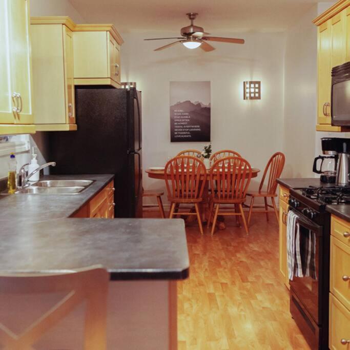 Large Upstairs Flat In Downtown Century Building Appartamento Belleville Esterno foto