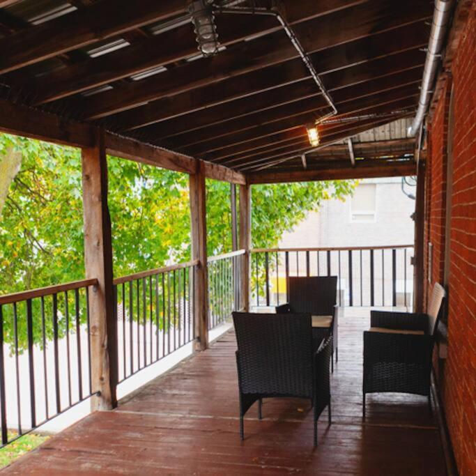 Large Upstairs Flat In Downtown Century Building Appartamento Belleville Esterno foto