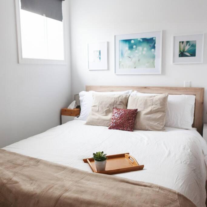 Large Upstairs Flat In Downtown Century Building Appartamento Belleville Esterno foto