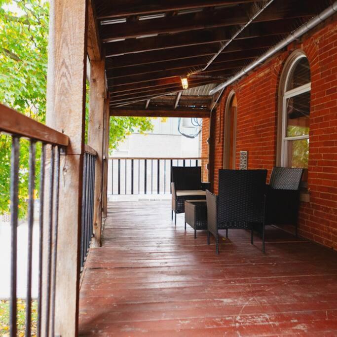 Large Upstairs Flat In Downtown Century Building Appartamento Belleville Esterno foto