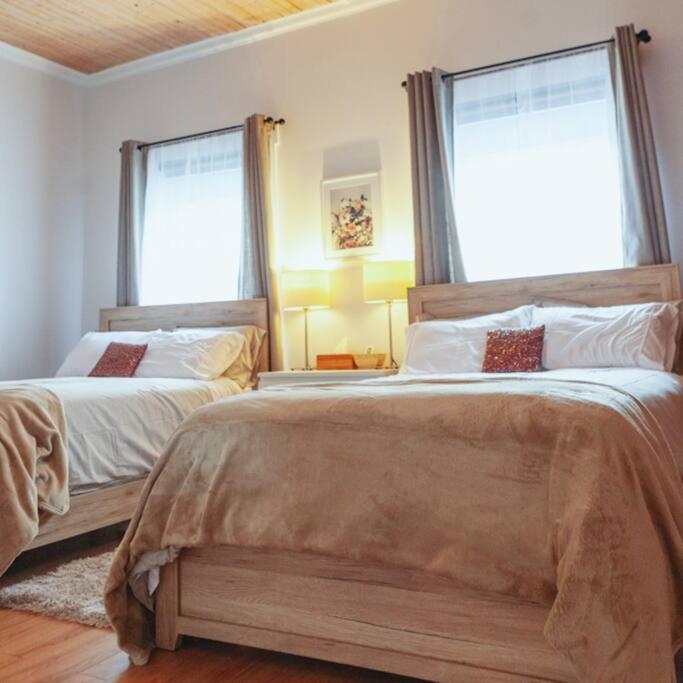 Large Upstairs Flat In Downtown Century Building Appartamento Belleville Esterno foto
