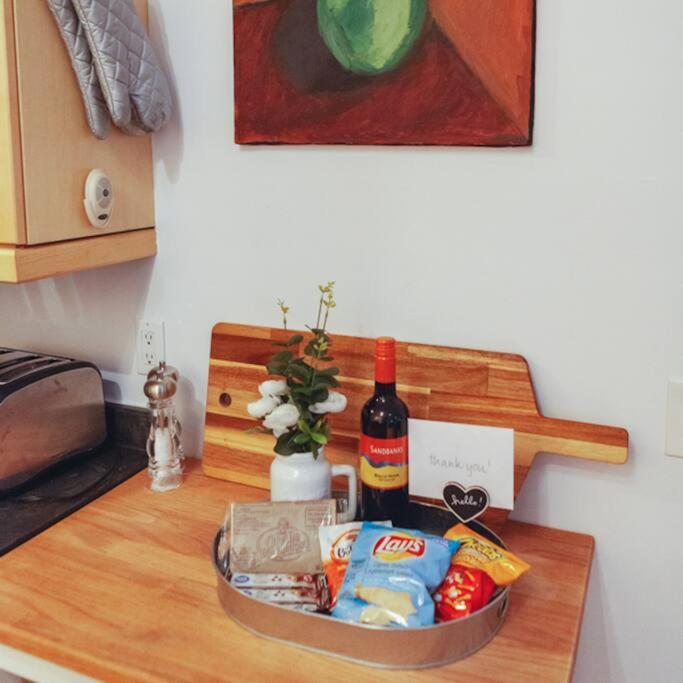 Large Upstairs Flat In Downtown Century Building Appartamento Belleville Esterno foto