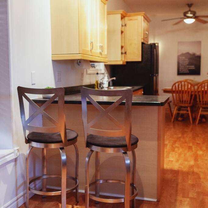 Large Upstairs Flat In Downtown Century Building Appartamento Belleville Esterno foto