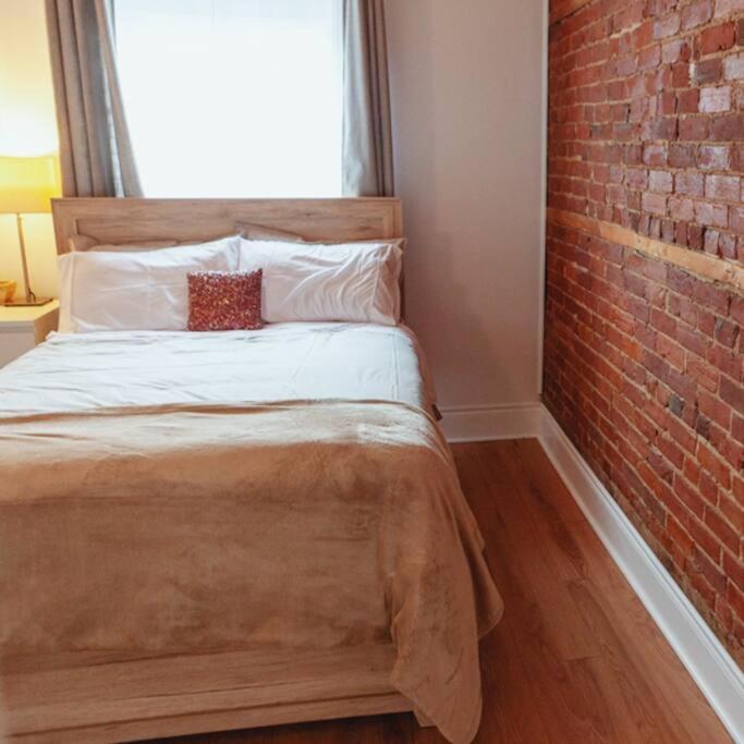 Large Upstairs Flat In Downtown Century Building Appartamento Belleville Esterno foto