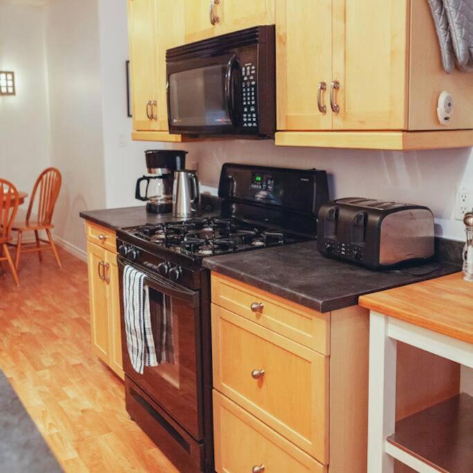 Large Upstairs Flat In Downtown Century Building Appartamento Belleville Esterno foto