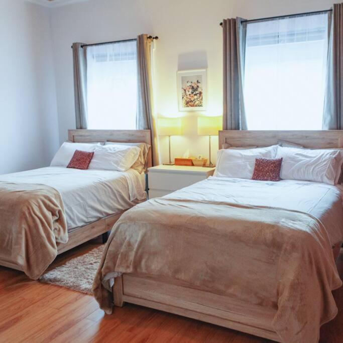 Large Upstairs Flat In Downtown Century Building Appartamento Belleville Esterno foto