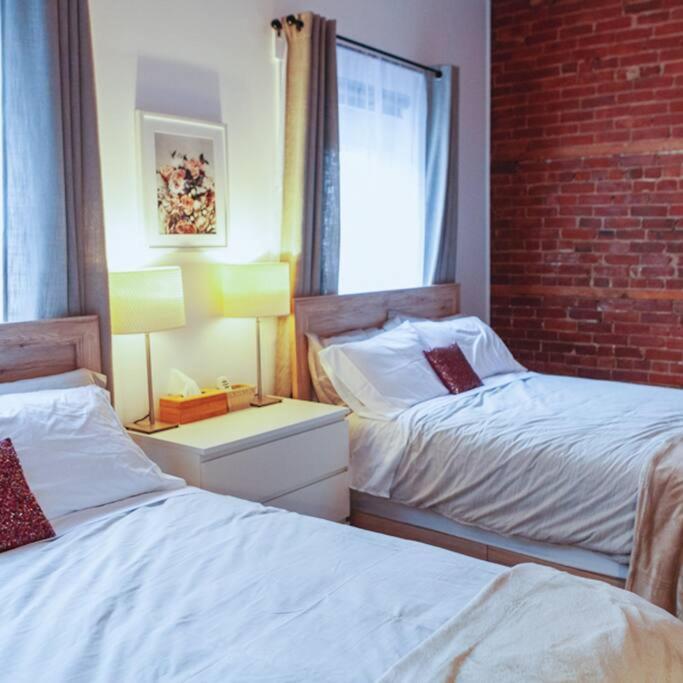Large Upstairs Flat In Downtown Century Building Appartamento Belleville Esterno foto