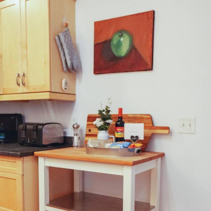 Large Upstairs Flat In Downtown Century Building Appartamento Belleville Esterno foto
