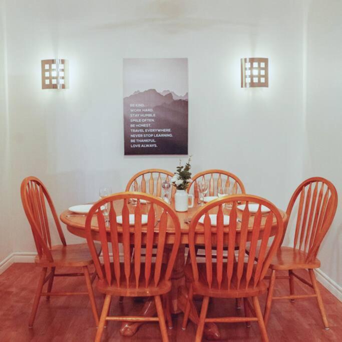 Large Upstairs Flat In Downtown Century Building Appartamento Belleville Esterno foto